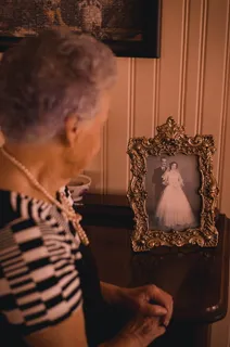 站在相框旁的一位女士与新婚夫妇合影 站在相框旁的一位女士与新婚夫妇合影