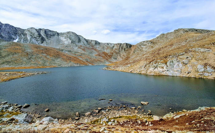 白天湖水环山