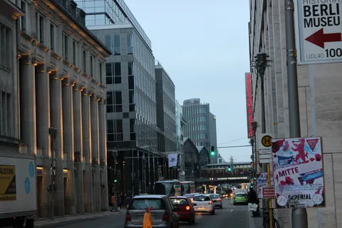 交通，汽车，汽车，车辆，人，人，路，城镇