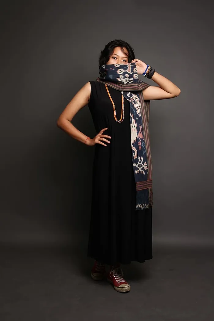 戴着无限围巾和无袖连衣裙的女人