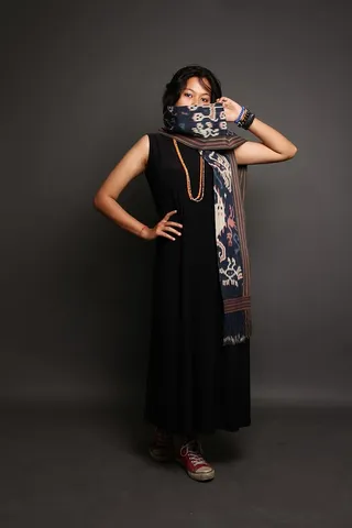 戴着无限围巾和无袖连衣裙的女人