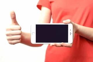 银色Iphone 6在手