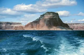 在亚利桑那州鲍威尔湖划船