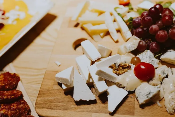 餐饮宴会桌上有不同的食物小吃和开胃菜