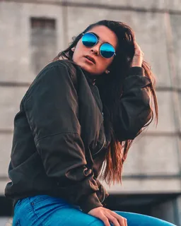 坐在窗台上的女人