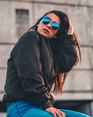 坐在窗台上的女人