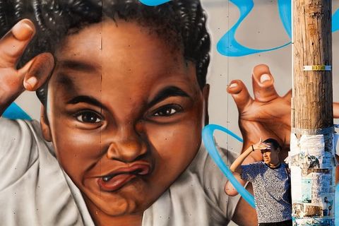 双手组成爪子，嘴巴扭曲的女孩