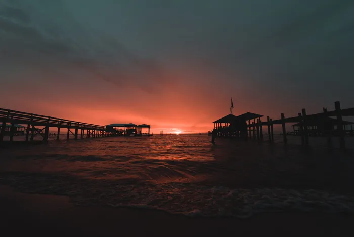 黄金时段在水体上的木板路