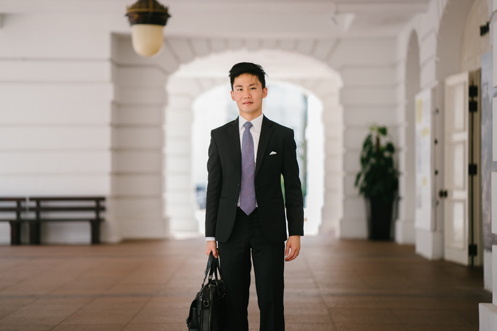 穿着黑色西装夹克和裤子的男人