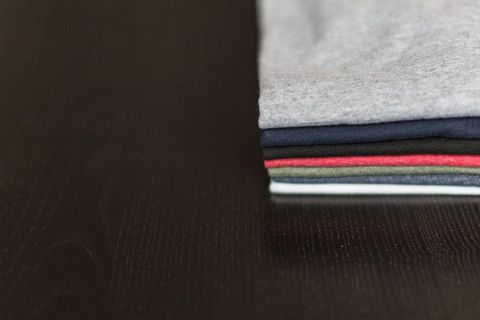 木桌上的T恤照片