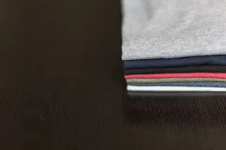 木桌上的T恤照片