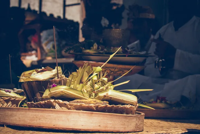身穿白色Thobe的男子身上椰子叶的特写照片