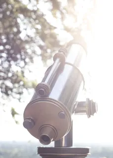 银色支架顶部的黑白望远镜