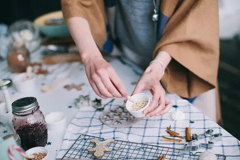 烤架上的姜饼靠近桌子上的果酱罐 烤架上的姜饼靠近桌子上的果酱罐