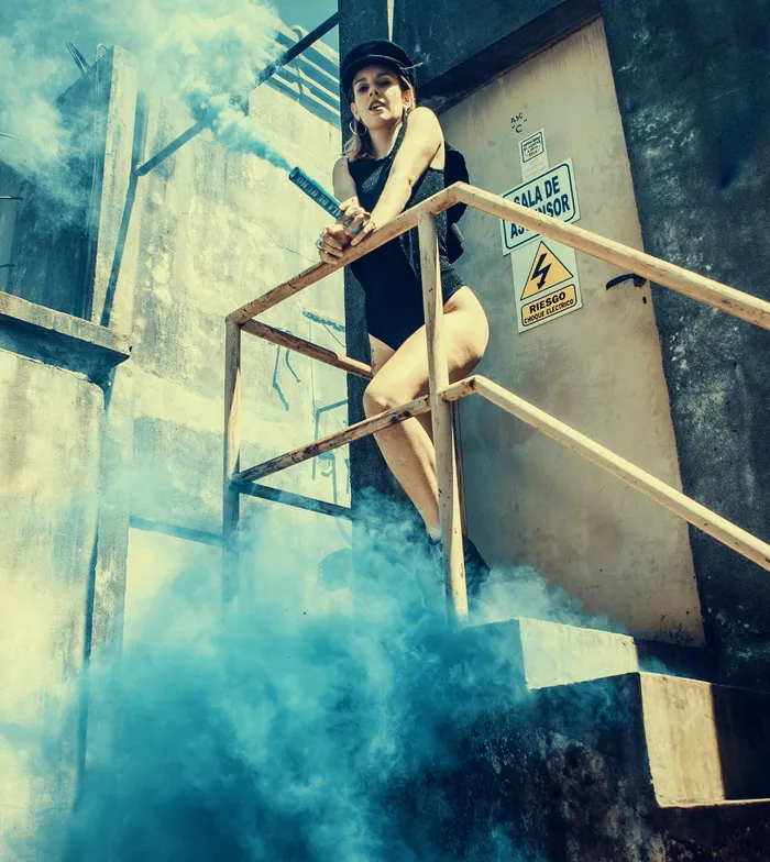 楼梯上穿着黑色连体泳衣的女人