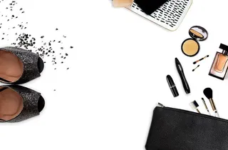 女式各色化妆品和黑色闪亮的高跟鞋