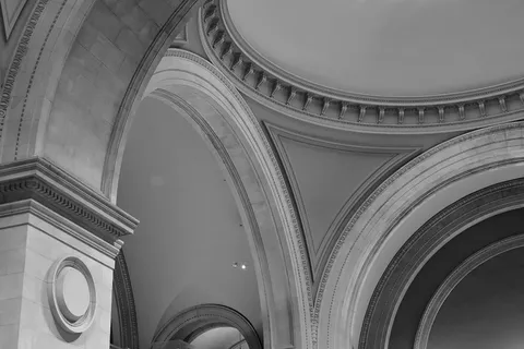 美国纽约大都会艺术博物馆，白色、灰色、曲线、墙壁、建筑