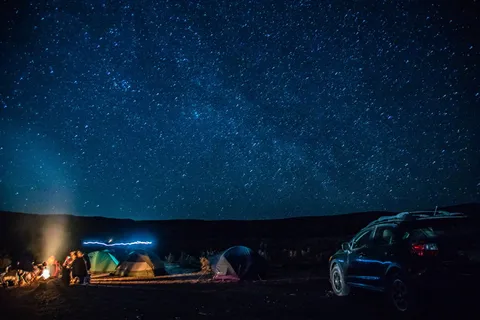 汽车、汽车、交通工具、车辆、人、人、机器、车轮