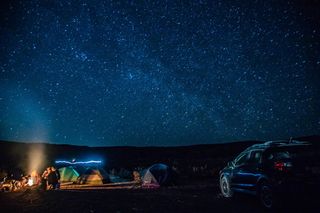 汽车、汽车、交通工具、车辆、人、人、机器、车轮