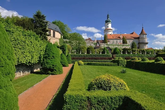 nove mesto nad metuji，城堡，建筑，城堡花园，公园，雕像，文化遗产，植物