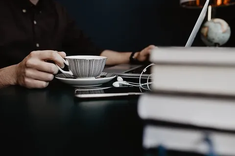 男性用笔记本电脑和一杯咖啡工作 男性用笔记本电脑和一杯咖啡工作