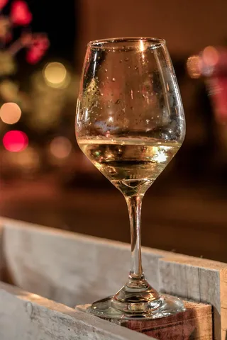 玻璃，点心，关注前景，酒精，食品和饮料，饮料，桌子，葡萄酒