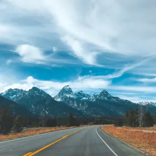 多云的天空下，山路宽阔