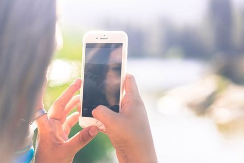 使用白色iPhone的女性