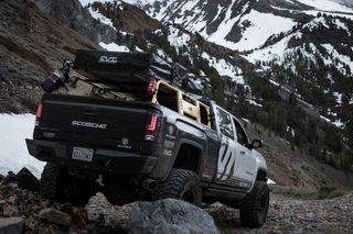 黑白驾驶室皮卡的照片