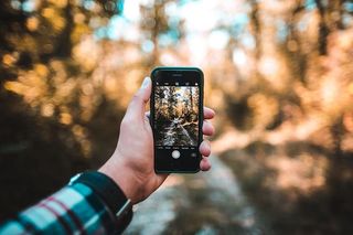 拿着灰色iPhone 6的人