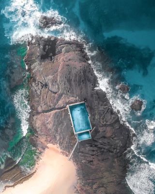 Teal和White House在水体附近岩层上的航空摄影