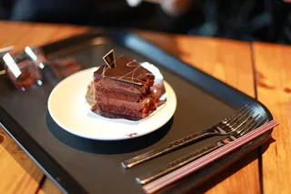 切片、巧克力蛋糕、白色、陶瓷、茶碟、托盘、蛋糕、雕塑