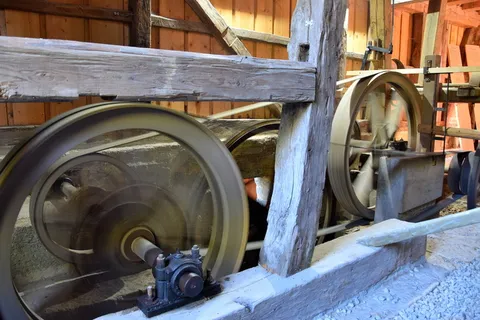 磨机、传动装置、皮带传动装置、平移、横移、旋转、转弯、露天博物馆