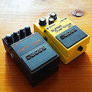 等等，效应器，吉他，老板，桌子，木质材料，没有人，沟通