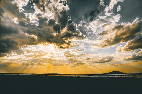 日出时的海岸景观摄影