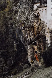 斯洛文尼亚波斯托尼亚洞穴口的Predjama城堡