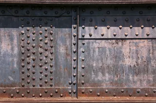 黑色钢闸门，桥架，铆接头，铆钉，生锈，铁，旧，不锈钢