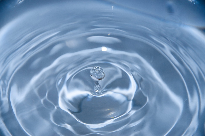 水涟漪效应，涟漪，水，水滴，特写，运动，蓝色，没有人