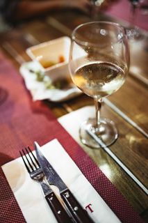 在餐馆喝酒的朋友