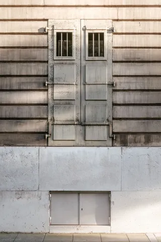 灰色金属安全门