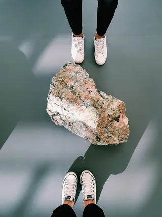 两个人站在岩石之间