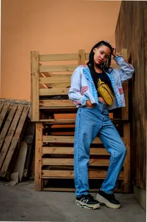 靠在棕色墙上的女人