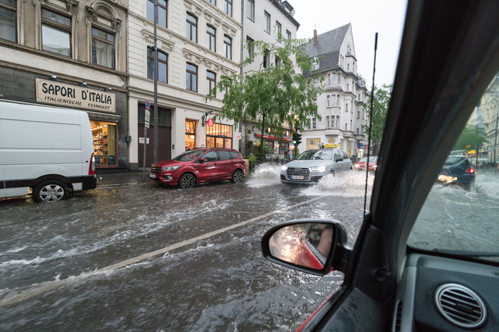 汽车、超车、洪水、街道、科隆、洪水、雨水、市中心