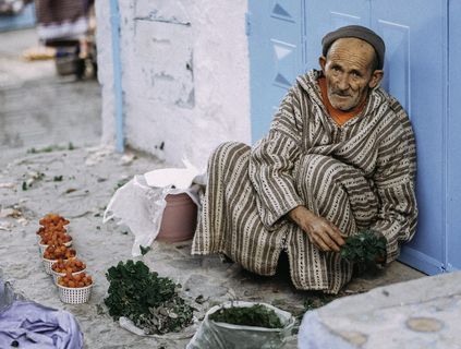 卖绿叶蔬菜的男子
