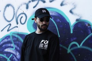 一名男子戴着黑色太阳镜的照片