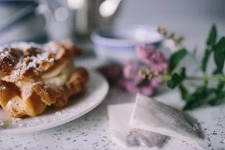 咖啡、T恤和奶油泡芙