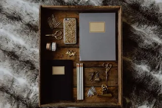 旧木制托盘上的办公配件