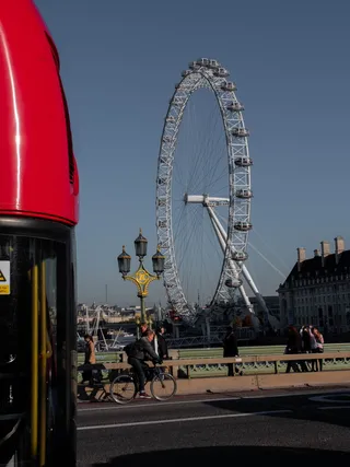白天在伦敦眼附近散步的人