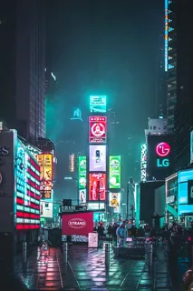 一群人在高楼大厦附近散步 一群人在高楼大厦附近散步