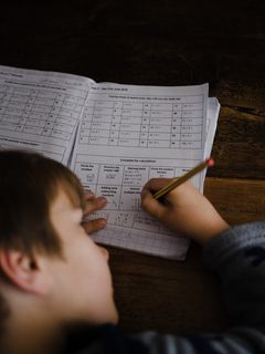 幼儿在室内写作、文本、书籍、日记、人、人、手指、数学